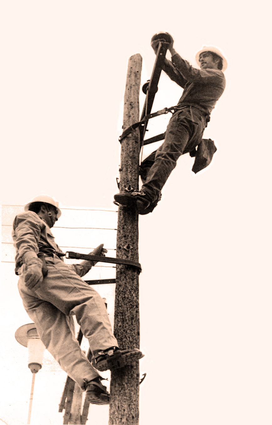 Linieros de Saesa en Valdivia en los años 70.jpg